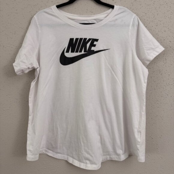 Camiseta Nike Blanca con Logo Negro (Nike White Tee with Black Logo) - Picture 1 of 5